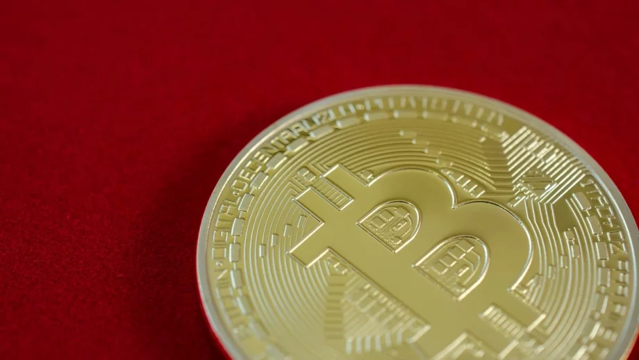 Японска компания плаща част от заплатите в биткойн