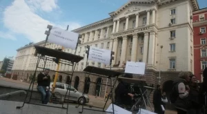 България: политици, олигарси и медийни бухалки 