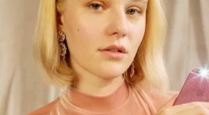 Модел скандализира с космати крака (снимки + видео)