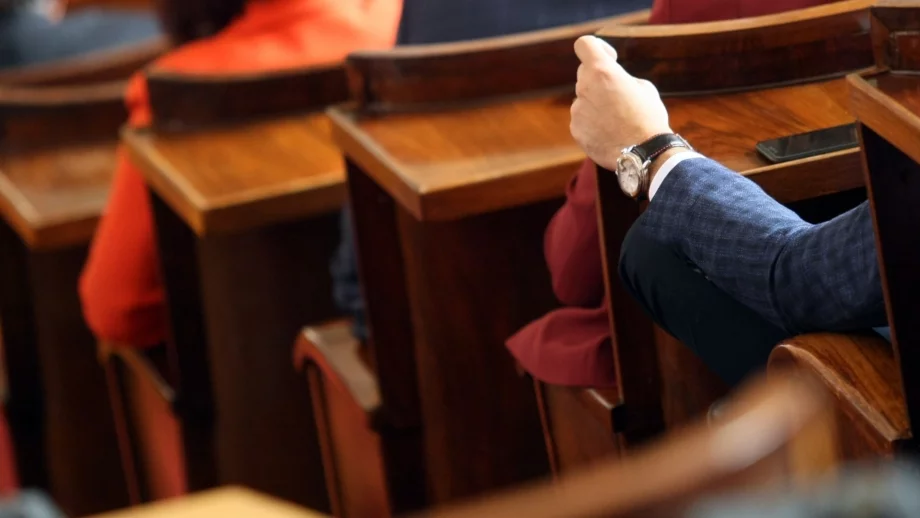 Части от държавни предприятия ще се приватизират само след решение на НС