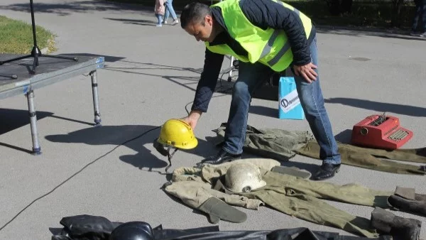 Търсят се 250 пожарникари, спасители, водолази