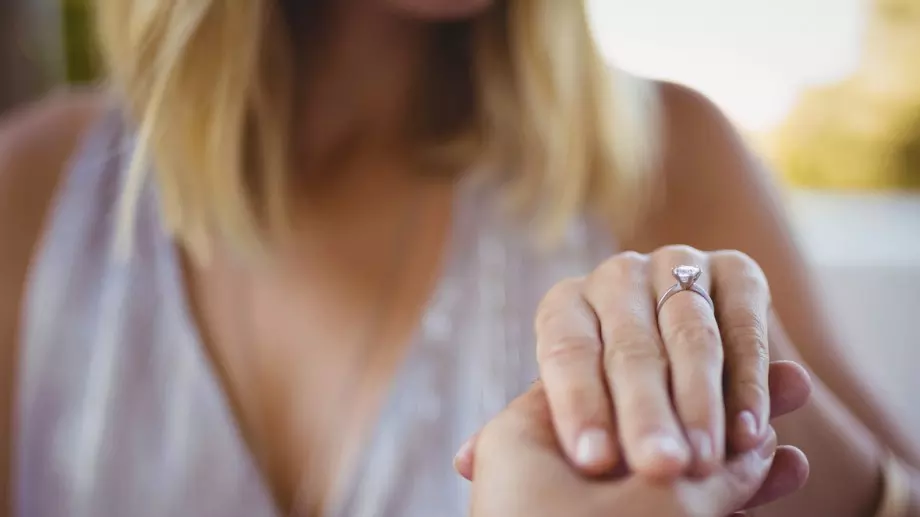 Преди да поискате пръстен на ръката си, прочетете това!   