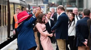 Кейт Мидълтън танцува с мече (видео)