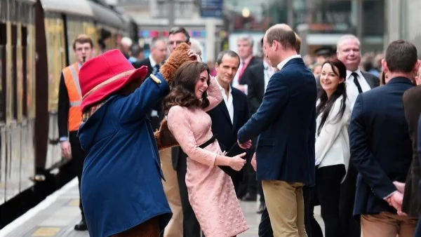 Кейт Мидълтън танцува с мече (видео)