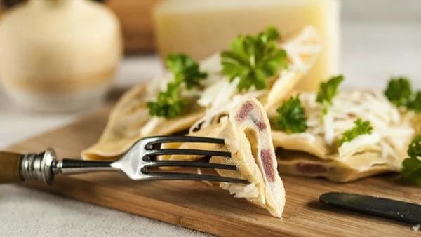 Палачинки със синьо сирене и свинско филе 