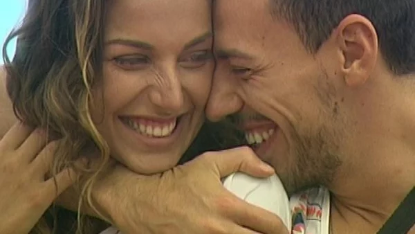 Лудия репортер предложи брак на Алекс Богданска (снимка)