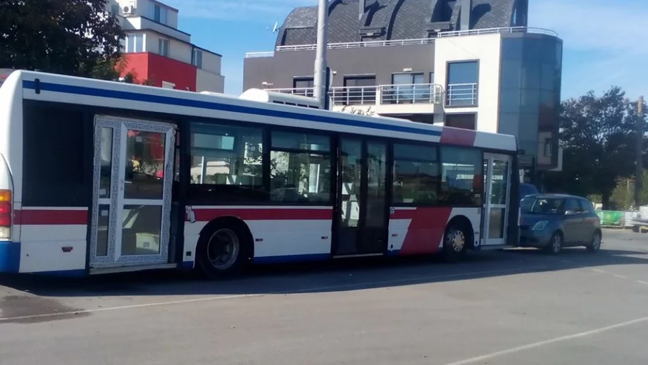 БГ гений - автобус с дограма обикаля София (Снимка)