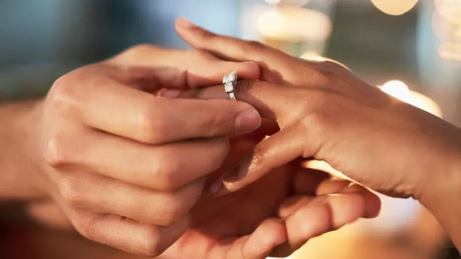 Как да изберете перфектния годежен пръстен?
