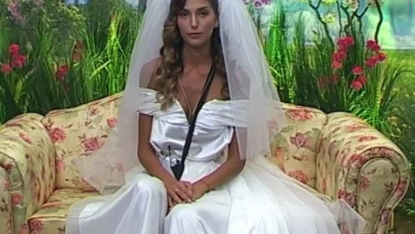 Алекс Богданска ще трябва да избира между Дани и майка си