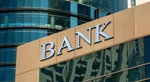 Банките вдигат таксите в клоновете, свалят ги онлайн