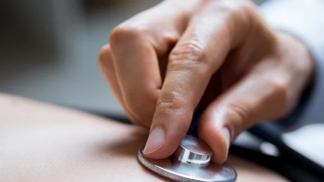 Детето, намушкано с нож от баща си, се възстановява след операция