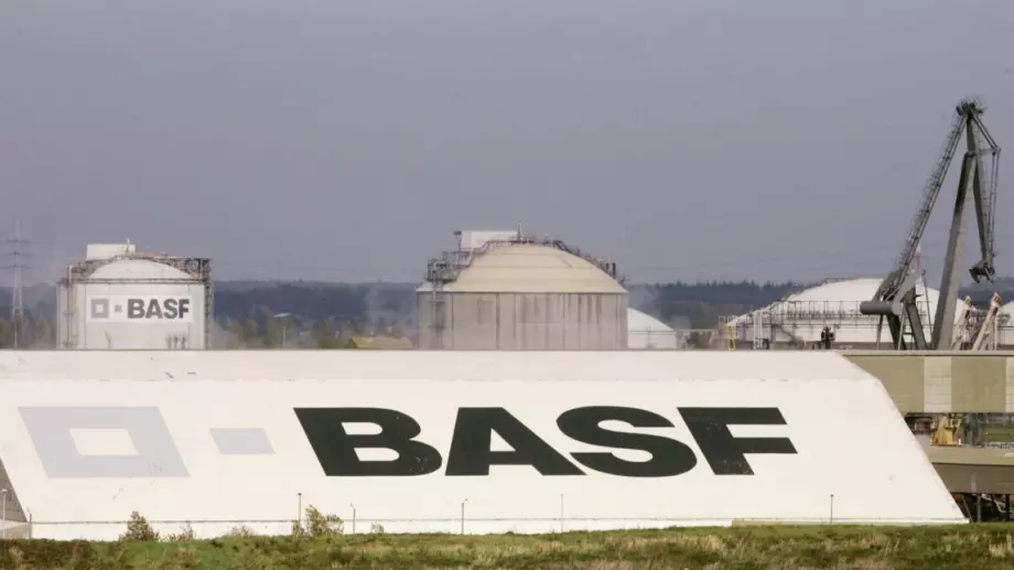 Германската BASF ще прави компоненти за батерии в Китай 
