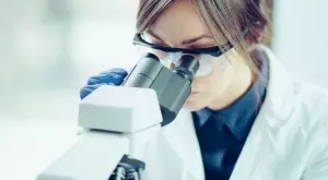 Виц за днес: Прибира се учен у дома 