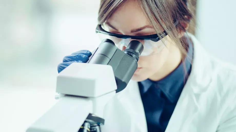 Виц за днес: Прибира се учен у дома 