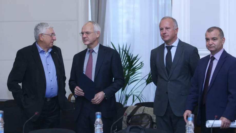 Тристранката се събира на извънредно заседание