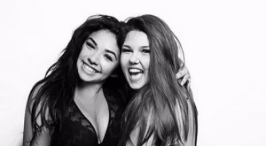 Тези 2 момичета не са това, което виждате (снимки)