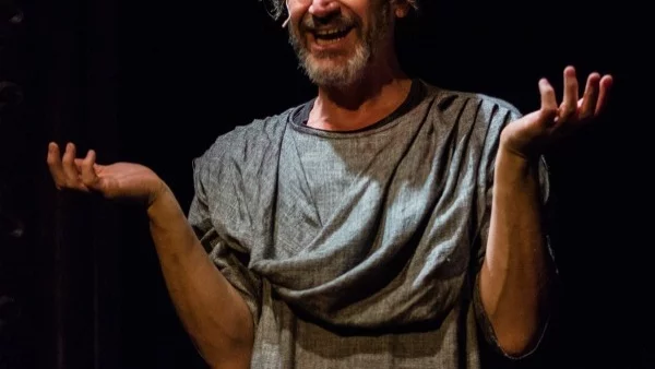 Гола плът в "Калигула" с Деян Донков (снимки)