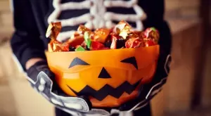 Защо на Хелоуин се дават бонбони на децата