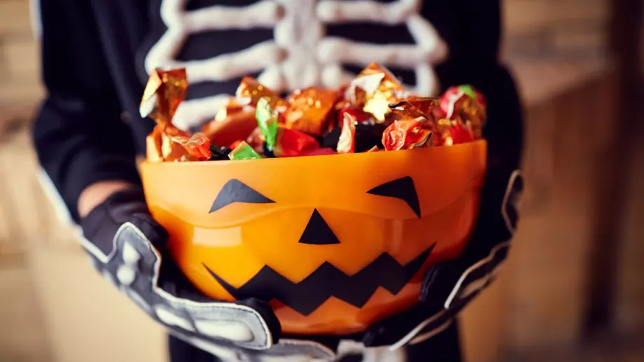 Защо на Хелоуин се дават бонбони на децата