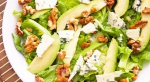 Най-вкусната салата с авокадо и орехи