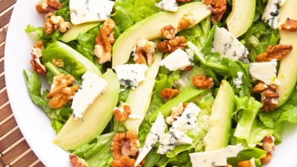 Най-вкусната салата с авокадо и орехи