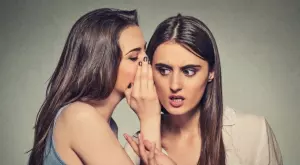 Виц за 2 април 2023: Две съседки си говорят пред блока