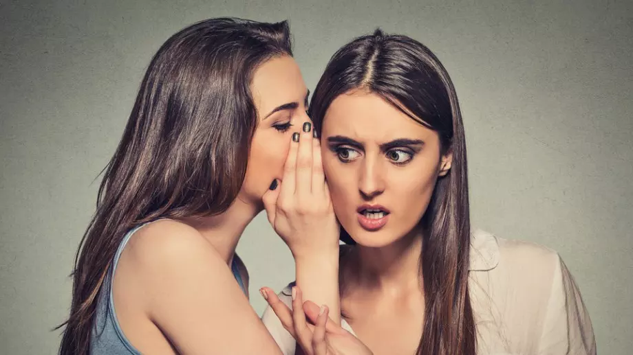 Виц за 2 април 2023: Две съседки си говорят пред блока