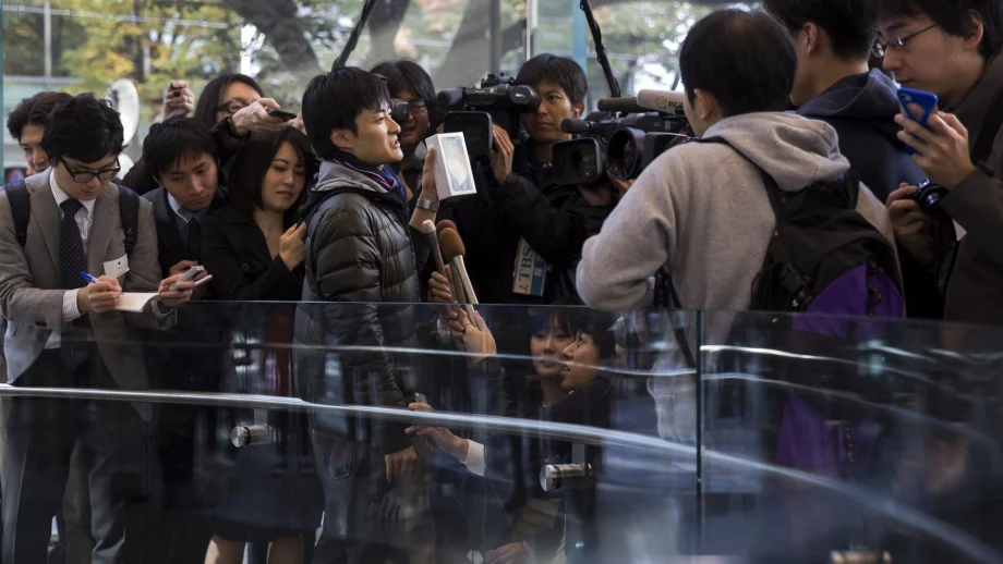 Стотици се редят на опашки за новия iPhone X (Снимки)