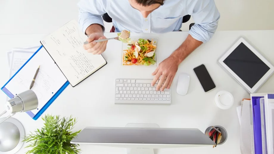 Ако работите седнали пред компютър, яжте тези 16 храни