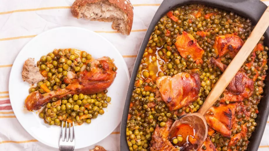 Пилешко филе с грах и картофи