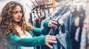 Вечерен виц: Жена на богат български бизнесмен избира подарък за него