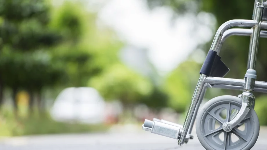 На 30 000 души ще бъдат осигурени лични асистенти и патронажна грижа