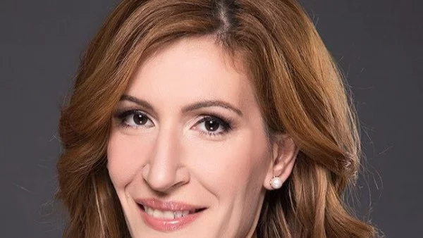 Вижте как се облече министър Николина Ангелкова на Оскар-ите (снимка)