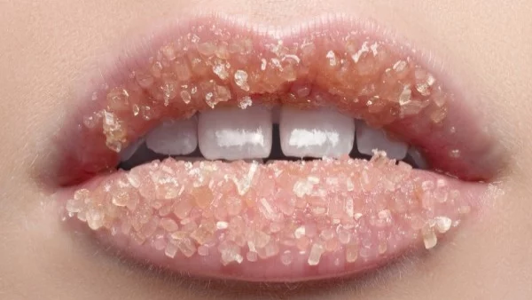 С този скраб ще имате супер меки устни