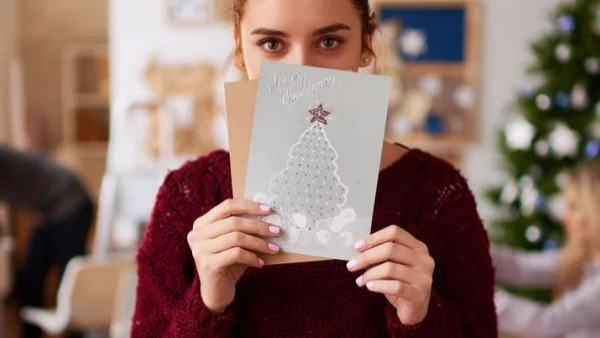 Купи си коледна картичка, направи добро