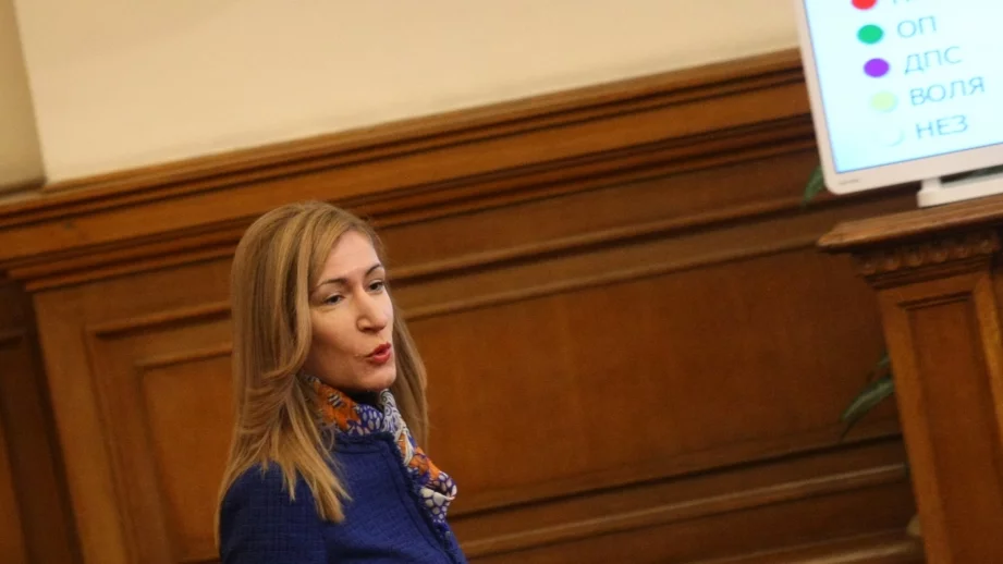 Ангелкова очаква близо 6 млн. туристи по летните ни курорти