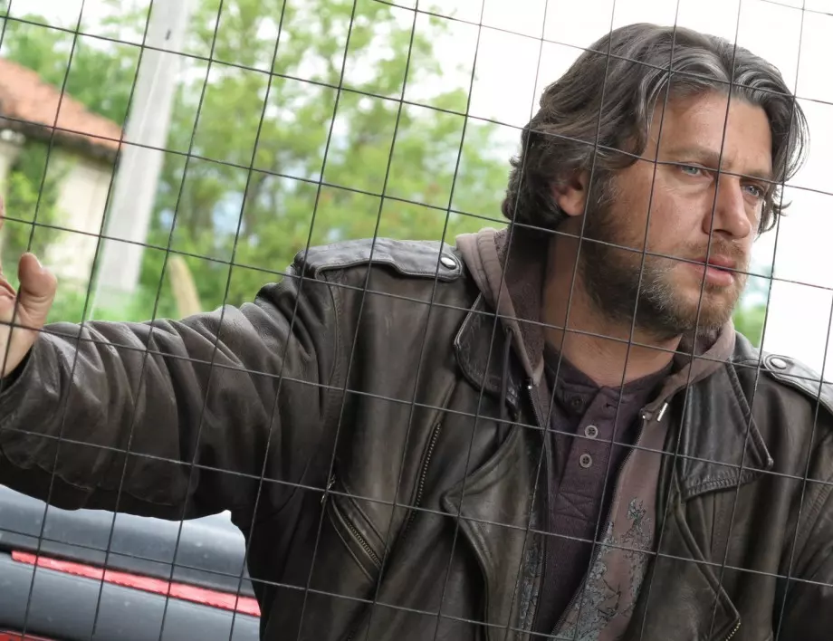 Дъщерята на актьора Веселин Плачков демонстрира как си прави антигенен тест за да успокои всички родители и ученици (ВИДЕО)