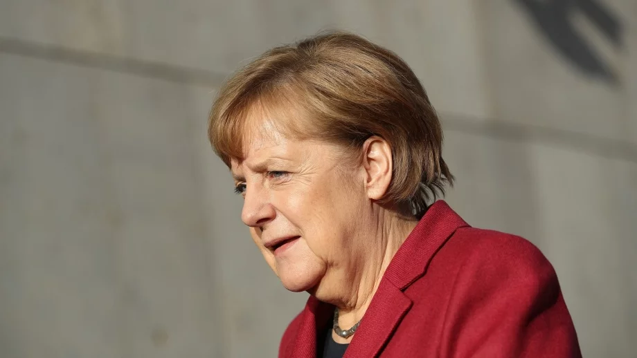 Меркел почивала в България и носила контрабандно валута