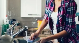 Мийте чинии за дълголетие