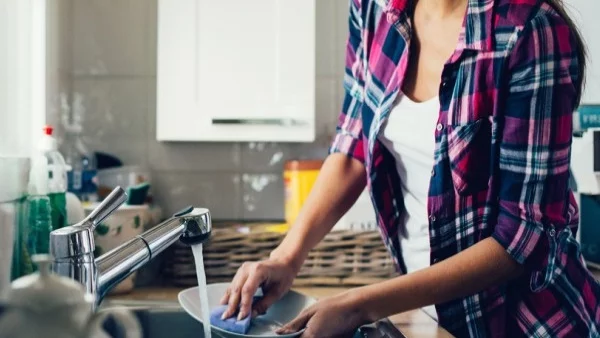 Мийте чинии за дълголетие