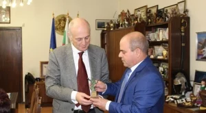 Кметът на Русе Пламен Стоилов връчи статуетка на г-н Франк Янсен по повод 10 години "КБС ГРУП" в България