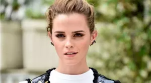 6 звезди разкриват какво носят в дамската си чанта