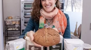 Жената, която меси хляб за добро