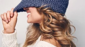  Прически, които да носим с шапка