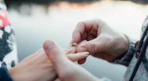 Тези зодии ги чака предложение за БРАК през февруари 2024