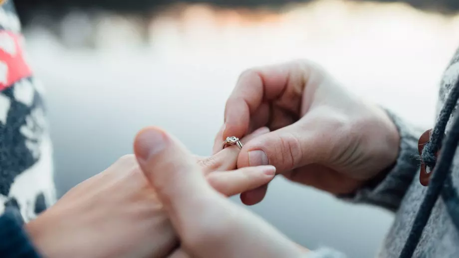 Тези зодии ги чака предложение за БРАК през февруари 2024