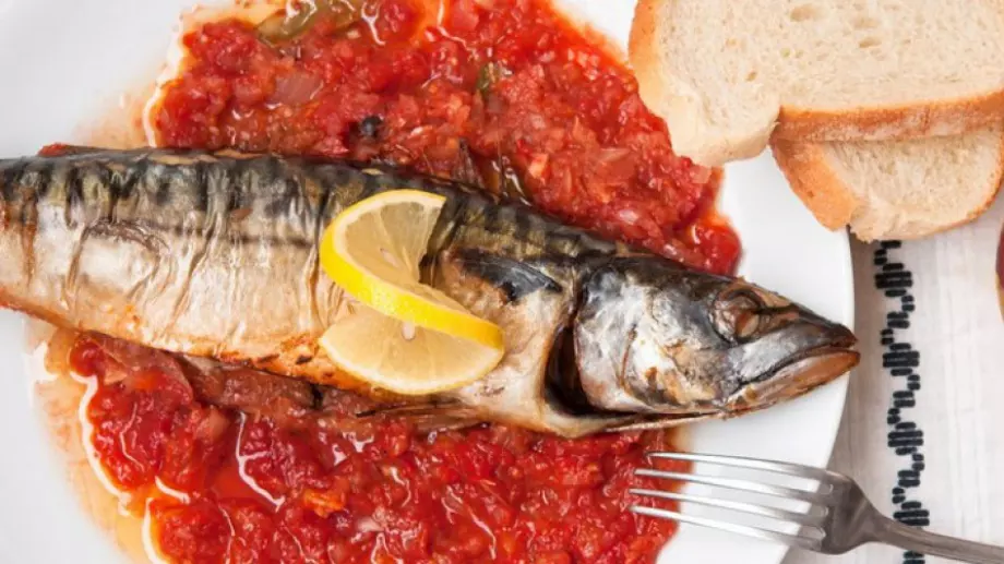 Скумрия с доматен сос