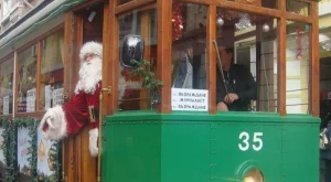 Пускат коледен ретро трамвай