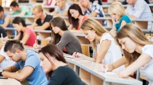 Защо висшето образование се обезценява?