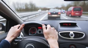 Трябва ли кандидат-шофьорите да карат и часове по екстремно шофиране?